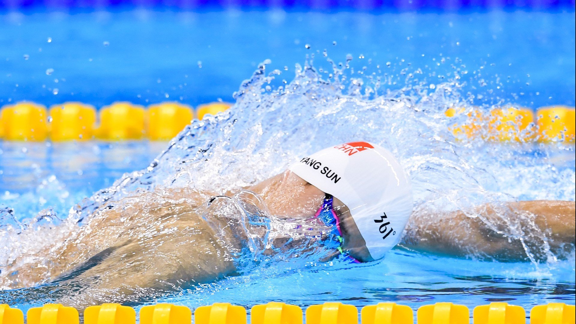 内马尔、姆巴佩、梅西三人联手的战术配合令人惊叹，内马尔姆巴佩梅西合照